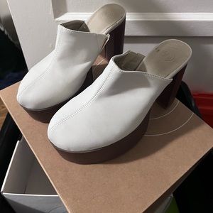 Urban Outfitters size 6 platform clogs